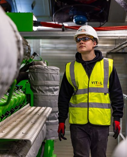 Trabalhador com equipamento de proteção na rotina da empresa