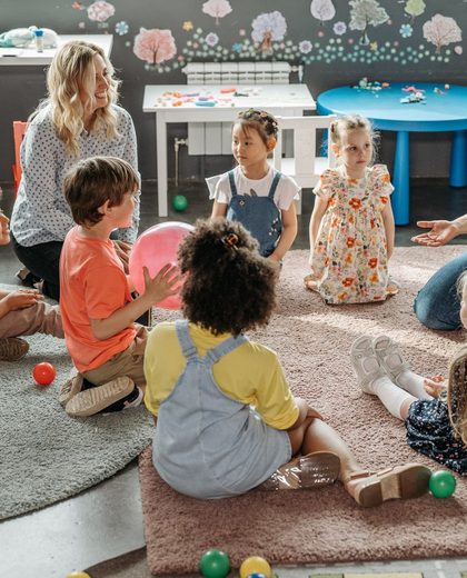 Professoras com crianças em atividade na sala de uma creche